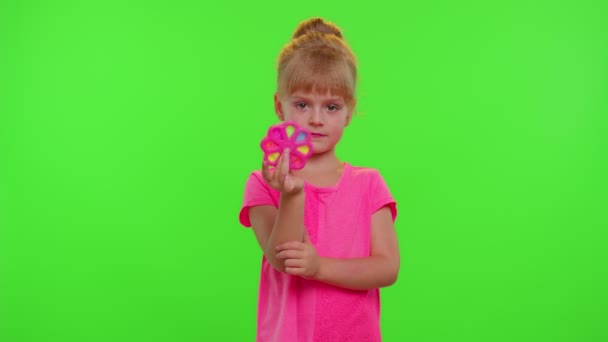 Дівчина грає з поп-музикою це сенсорний обертач для рук рахіт бульбашки іграшка, ключ хроми — стокове відео
