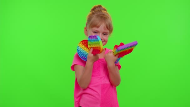 Flicka gömmer sig bakom många pop det sensoriska anti-stress leksaker, squishy bubblor trendiga spel, anti-stress — Stockvideo