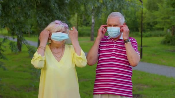 隔離されたコロナウイルスは終わりの概念であり、高齢者の家族の祖父母は医療マスクを脱ぎます — ストック動画