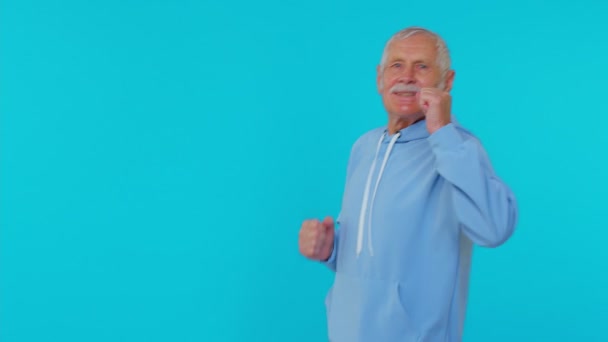 Adorável casal sênior homem mulher avós ouvir música dança discoteca brincando se divertindo — Vídeo de Stock