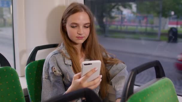 Moe vrouw burger spelen op smartphone, chatten, sms 'en, in slaap vallen in het openbaar vervoer — Stockvideo