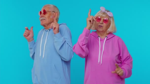 Piękny senior para mężczyzna kobieta dziadkowie słuchając muzyka taniec disco wygłupiając się wokół mając zabawy — Wideo stockowe