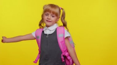 Komik okul öğrencisi kız müzik dinliyor, disko müziği eşliğinde dans ediyor ritmik olarak hareket ediyor, eğleniyor.