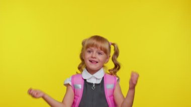 Gülümseyen liseli kız başparmağını kaldırıyor ve boş yeri işaret ediyor. Ticari metinler için reklam alanı.