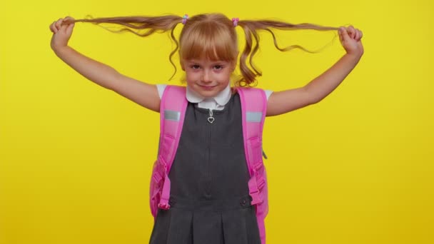 Souriant écolière jouer avec des queues de poney rire fou autour de faire des expressions faciales stupides ludiques — Video