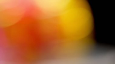 Çok renkli ışık siyah zemin üzerine 4k 'lık görüntü sızdırıyor, görüntü stilize ediliyor, geçişler, Bokeh etkisi