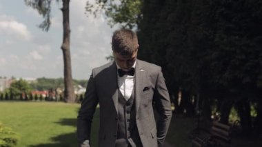 Damat, düğün buketi ile çalıların arasından geçerek sevgili geliniyle ilk buluşmaya gider.