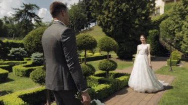Sevgili yeni evliler, parktaki buketli beyaz gelin ve damat, ilk tanışma...