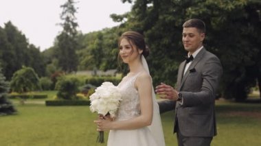 Yeni evliler, beyaz damat, yürüyen, kucaklaşan, parkta sarılan, düğün çifti.
