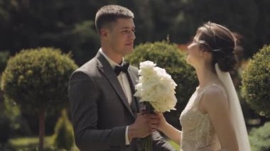 Yeni evliler, beyaz damat, yürüyen, kucaklaşan, parkta öpüşen, düğün çifti.