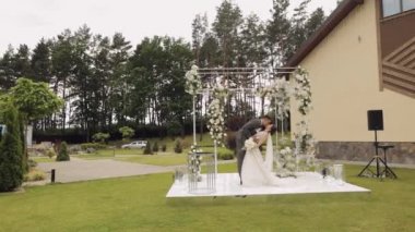 Yeni evliler, beyaz damat, yürüyen, kucaklaşan, parkta sarılan, düğün çifti.