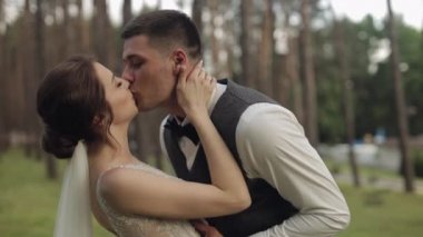 Yeni evliler, beyaz damat, yürüyen, kucaklaşan, parkta sarılan, düğün çifti.