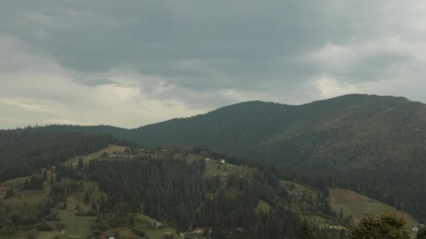 Wolken ziehen über die karpahische Ukraine Gebirge Zeitraffer Sommer Berge Naturlandschaft — Stockvideo