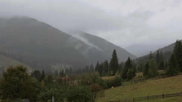 Chmury poruszają się nad Karpacką Ukrainą wzgórza górskie timelapse lato góry krajobraz przyroda — Wideo stockowe