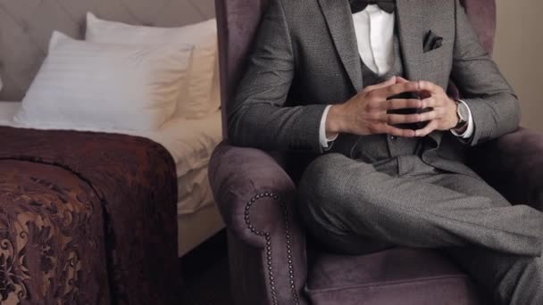 Mężczyzna założony na zegarek, suknie ślubne, mężczyzna biznesmen czekający na spotkanie, ręka w rękę z zegarem — Wideo stockowe