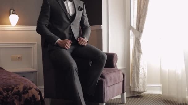 Snygg brudgum affärsman bär grå jacka hemma i vardagsrummet, vit skjorta med svart slips — Stockvideo