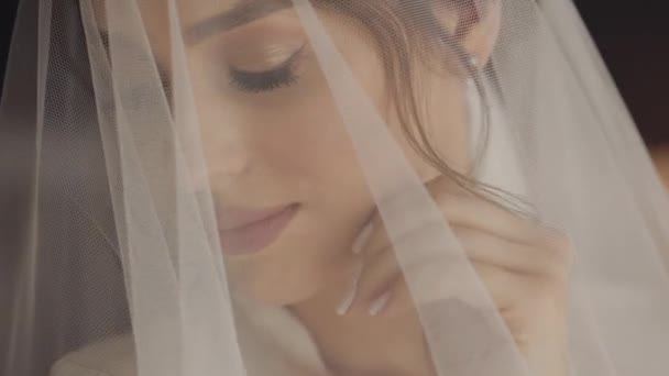 Bruid in boudoir jurk onder sluier en in een zijden mantel, bruiloft ochtend voorbereidingen voor de ceremonie — Stockvideo
