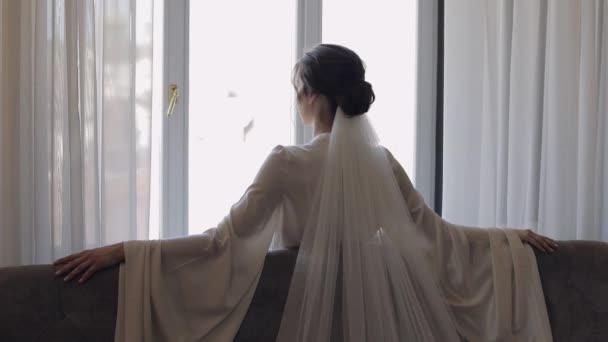 Braut im Boudoir-Kleid am Fenster, Hochzeitsvorbereitungen am Morgen, Frau im Nachthemd und Schleier — Stockvideo