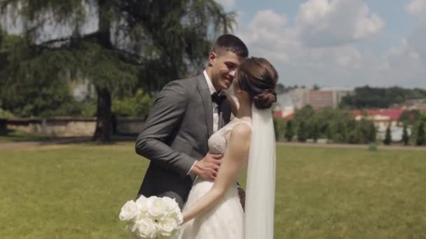 Precioso recién casados caucásico novia novio bailando en parque, haciendo beso, boda pareja familia — Vídeos de Stock