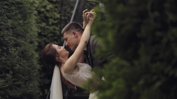 Pasgetrouwden, blanke bruidegom met bruid blijven op de trap in park, huwelijk koppel, man en vrouw verliefd — Stockvideo