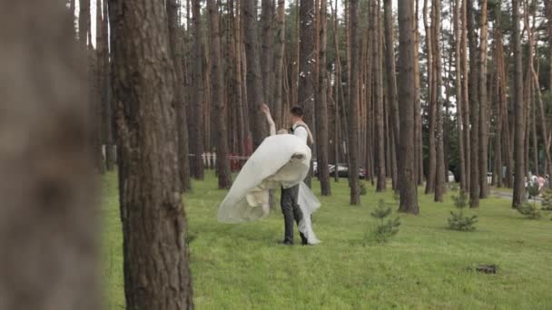 Piękny nowożeńcy kaukaski panna młoda pan młody taniec w park co pocałunek, ślub para rodzina — Wideo stockowe