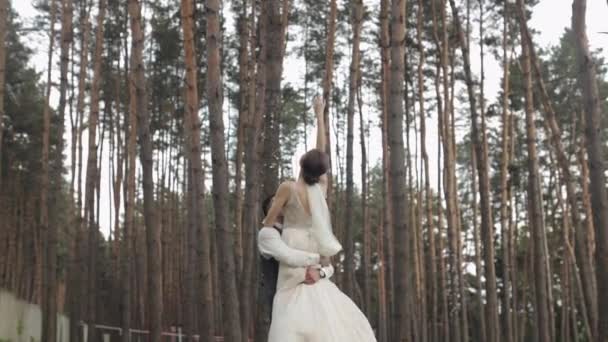 Krásné novomanželé kavkazský nevěsta ženich tanec v parku, dělat polibek, svatební pár rodina — Stock video