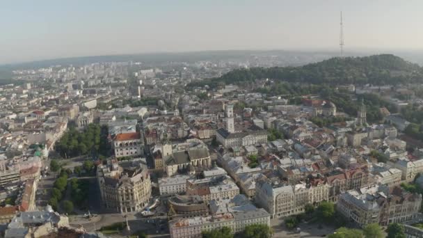 Avrupa şehri Lviv, Ukrayna 'nın insansız hava aracı videosu. Rynok Meydanı, Merkez Belediye Binası, Dominik Kilisesi — Stok video