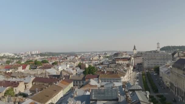 Avrupa şehri Lviv, Ukrayna 'nın insansız hava aracı görüntüleri. Eski şehrin popüler antik kısmının üzerinde uçmak — Stok video