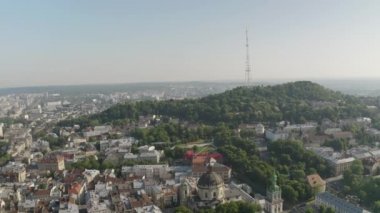 Ukrayna, Lviv şehrinin hava aracı görüntüsü. Eski Şehrin Popüler Eskiler Bölgesinin Üzerindeki Uçuş