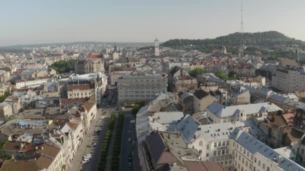 Ukrayna, Lviv şehrinin hava aracı görüntüsü. Eski Şehrin Popüler Eskiler Bölgesinin Üzerindeki Uçuş — Stok video