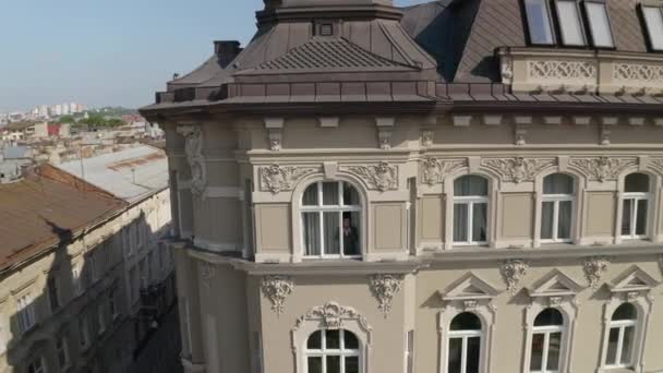 Vista aérea de novio elegante estancia en la ventana en casa se prepara antes de la fecha o reunión con la novia — Vídeos de Stock