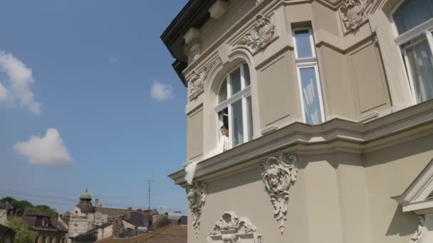 Braut im Boudoir-Kleid sitzt auf Fensterbank Hochzeitsvorbereitungen Frau im Nachthemd, Schleier — Stockvideo