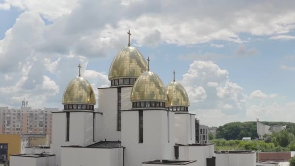 Kupol av kyrkan, antenn utsikt, traditionell gammal kyrka i staden Lviv, Ukraina, molnig himmel bakgrund — Stockvideo