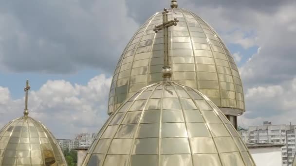 Kuppel der Kirche, Luftaufnahme, traditionelle alte Kirche in der Stadt Lviv, Ukraine, bewölkter Himmel Hintergrund — Stockvideo