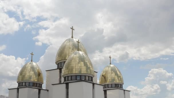 Купол церкви, вигляд з повітря, традиційна старовинна церква у Львові, Україна, хмарне блакитне небо — стокове відео