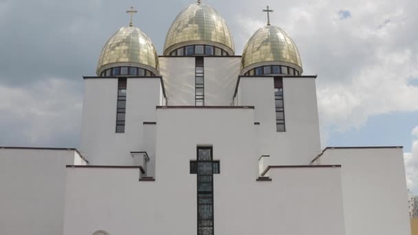Kuppel der Kirche, Luftaufnahme, traditionelle alte Kirche in der Stadt Lviv, Ukraine, wolkenverhangener Himmel — Stockvideo