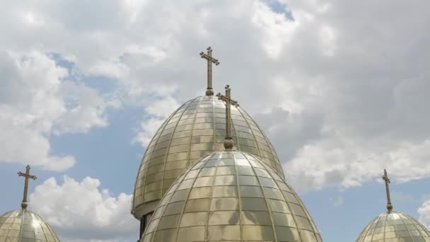Kopule kostela, letecký pohled, tradiční starý kostel ve Lvově, ukrajinské město, oblačné pozadí oblohy — Stock video