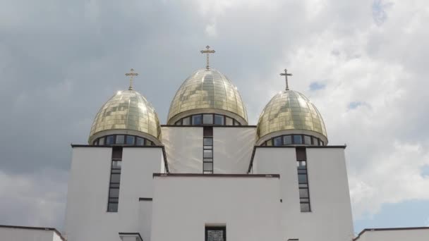 Kupol av kyrkan, antenn utsikt, traditionell gammal kyrka i staden Lviv, Ukraina, molnig himmel bakgrund — Stockvideo