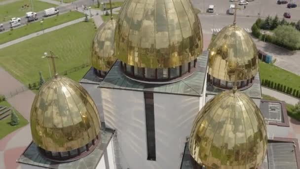 Kupol av kyrkan, antenn utsikt, traditionell gammal kyrka i Lviv, Ukraina stad, molnigt blå himmel — Stockvideo