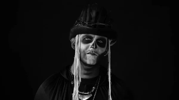 Gruseliger Typ im Karnevalskostüm von Halloween-Skelett vor schwarzem Hintergrund. Totenkopf-Make-up — Stockfoto