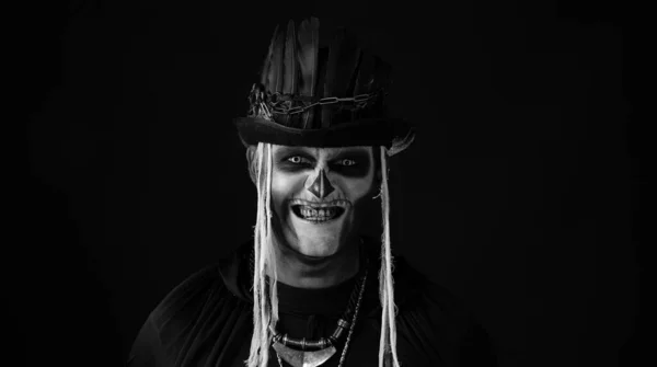 Hombre espeluznante con esqueleto de maquillaje en sombrero de copa. Tipo haciendo caras, sonrisa de dientes. Fiesta temática de Halloween —  Fotos de Stock