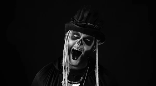 Skrämmande man i skelett Halloween cosplay kostym. Killen i läskig skalle makeup gör ansikten — Stockfoto
