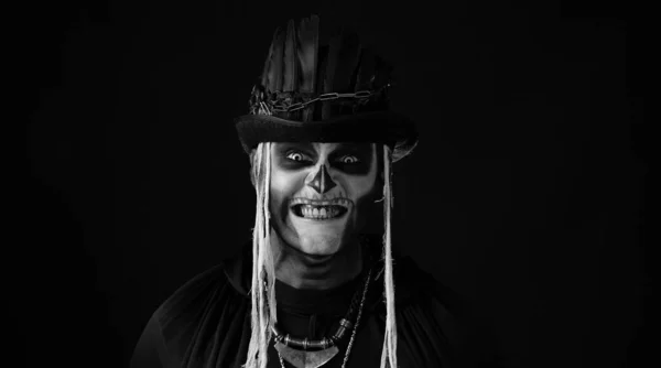 Hombre espeluznante con esqueleto de maquillaje en sombrero de copa. Tipo haciendo caras, sonrisa de dientes. Fiesta temática de Halloween —  Fotos de Stock