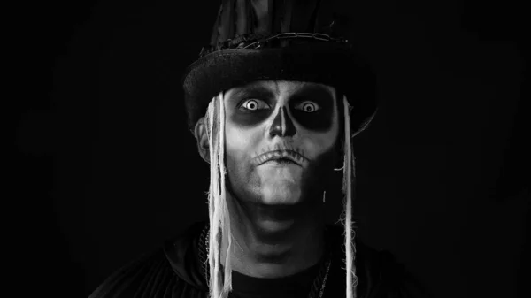 Sinistere man met Halloween skelet make-up draaien zijn hoofd en kijken naar de camera, proberen om bang te maken — Stockfoto