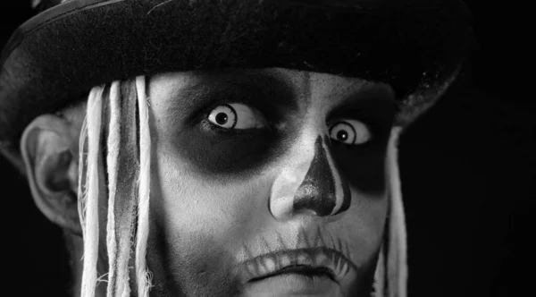 Primo piano di uomo raccapricciante in scheletro trucco di Halloween occhi di apertura e guardando spettrale fotocamera — Foto Stock