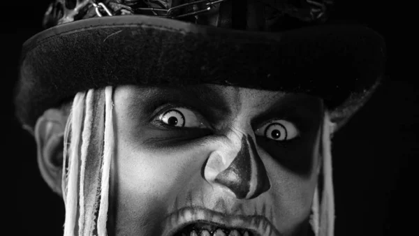 Homem com maquiagem esqueleto tentando assustar, abrindo a boca e mostrando dentes pretos sujos — Fotografia de Stock