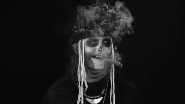 Angstaanjagende man in skelet Halloween cosplay kostuum roken sigaar, gezicht trekken, glimlachen — Stockfoto