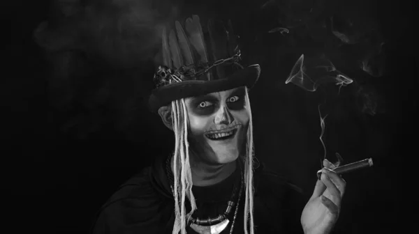 Homem assustador no esqueleto Halloween cosplay traje fumar charuto, sorrindo, rindo — Fotografia de Stock