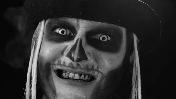 Homem com maquiagem assustadora esqueleto tentando assustar, abrindo a boca e mostrando dentes pretos sujos — Fotografia de Stock