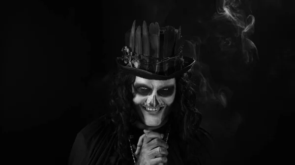 Creepy man with skeleton makeup in top-hat. Guy making faces, toothy smile. Halloween thematic party — Stock Photo, Image